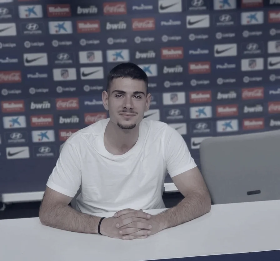 Álex Cabrera en una sala de prensa
